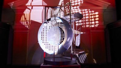 Modulator V3 (Paraphrase of LÁSZLÓ MOHOLY-NAGY’s Light Prop for an Electric Stage)